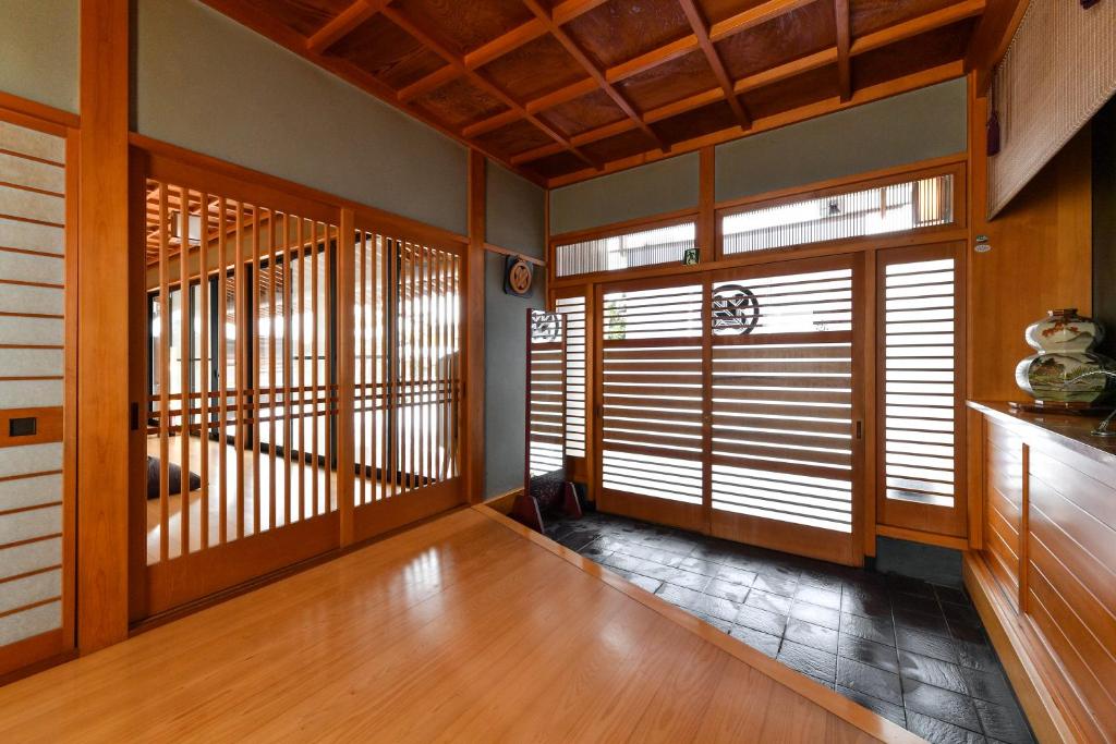 勝山市にある3月リニューアル 天然木曽ひのきのお風呂がある貸切民泊 志ろきやの木製のドアと窓が備わる空き部屋