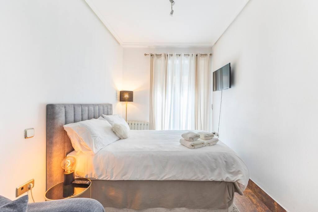 een slaapkamer met een groot bed en een raam bij Apartamento en Madrid Centro in Madrid