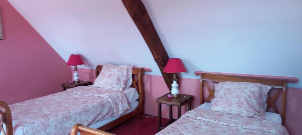 Postel nebo postele na pokoji v ubytování Prieure St Pierre de La Luthumiere