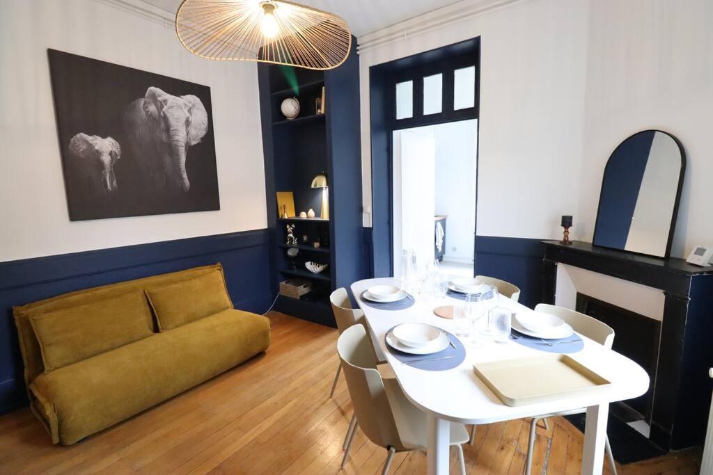 un salon avec une table et un canapé dans l'établissement Appartement 3 chambres - Proche centre-ville Nevers, à Coulanges-lès-Nevers