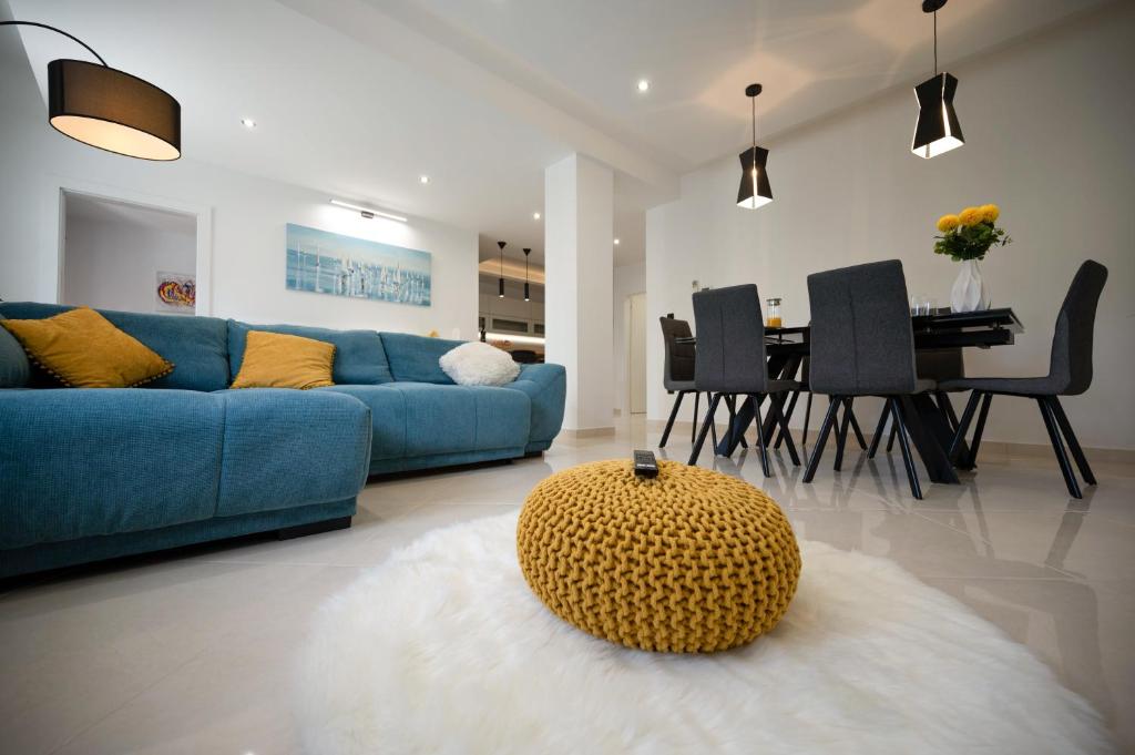 Una sala de estar con un sofá azul y una mesa. en Lady D, en Betina
