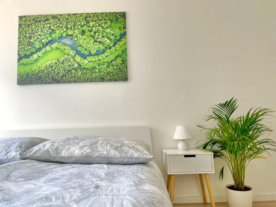 ein Schlafzimmer mit einem Bett und einem Wandgemälde in der Unterkunft 90 m2 Premium Apartment with Balcony in Wien