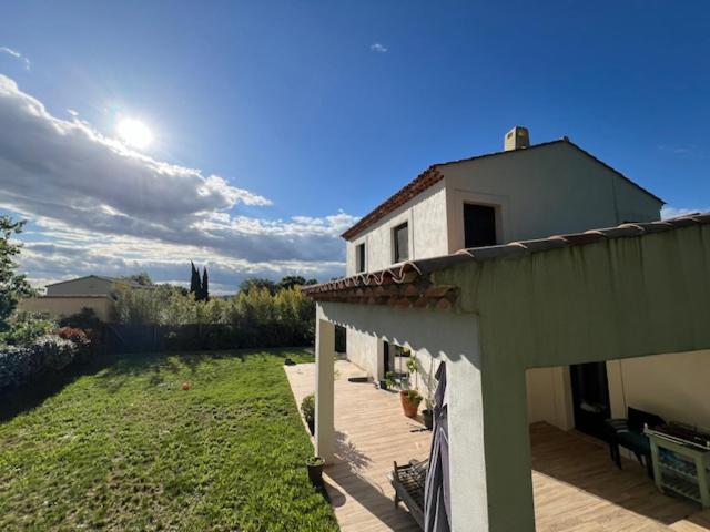 une maison avec une terrasse couverte et une cour avec une maison dans l'établissement VILLA EYRAGUES-SAINT RÉMY DE PROVENCE spa et accès piscine, à Eyragues