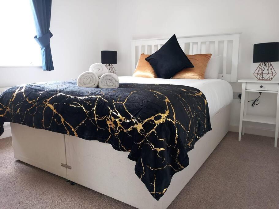 - une chambre avec un lit doté d'une couette en noir et or dans l'établissement NEW 2 Bedroom Flat in Hatfield, à Hatfield