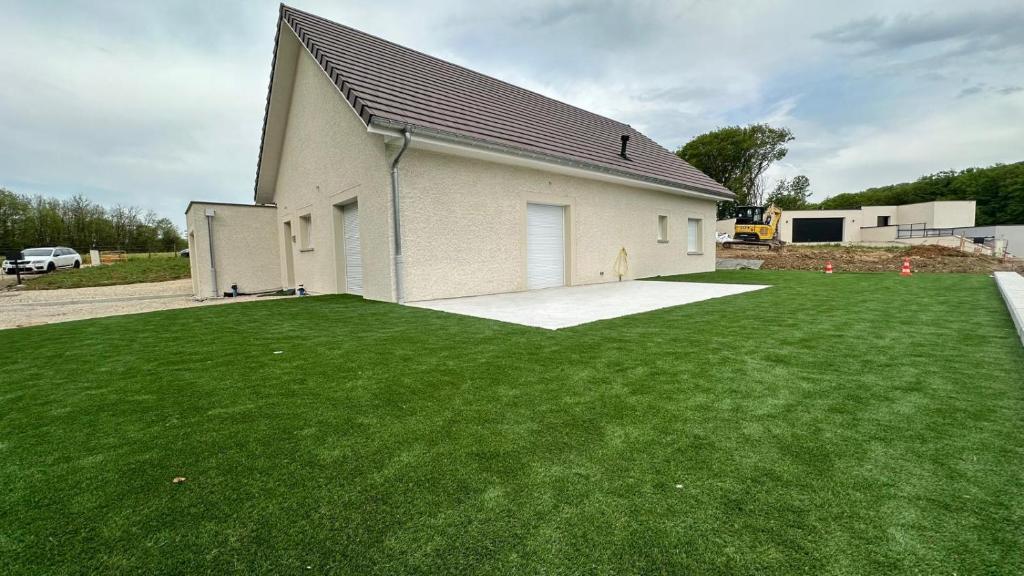 a building with a large lawn in front of it at Maison individuelle au calme in Saint-Vit