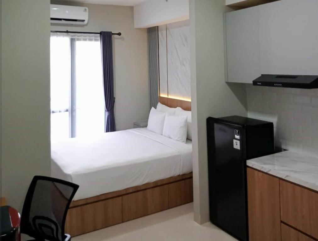 A bed or beds in a room at The Cozy Rooms at The Ayoma Residence, BSD Serpong