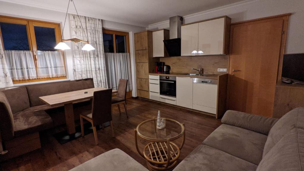 Kuchyň nebo kuchyňský kout v ubytování Oberstockerhof