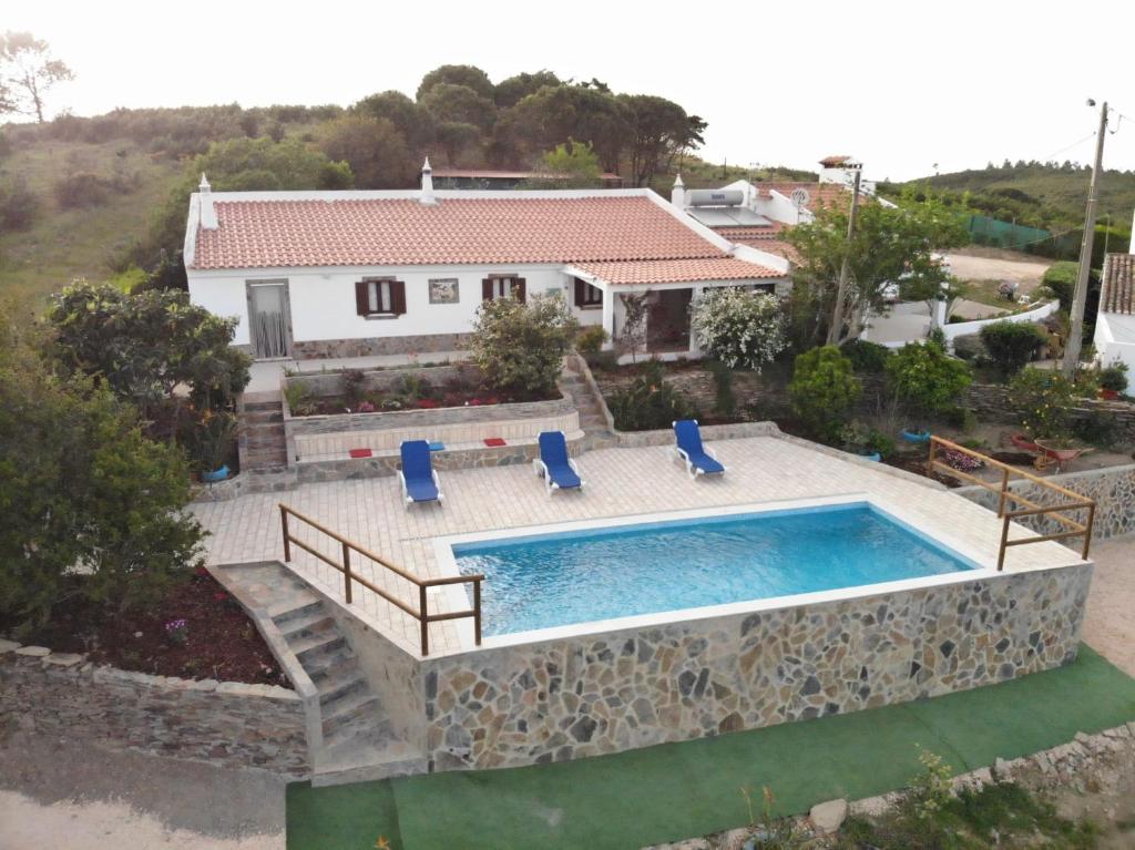 En udsigt til poolen hos Beautiful house in Costa Vicentina eller i nærheden
