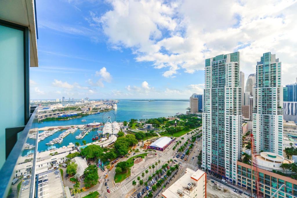 vista de uma cidade a partir de um edifício em Incredible High-Floor Studio with Bay Views em Miami