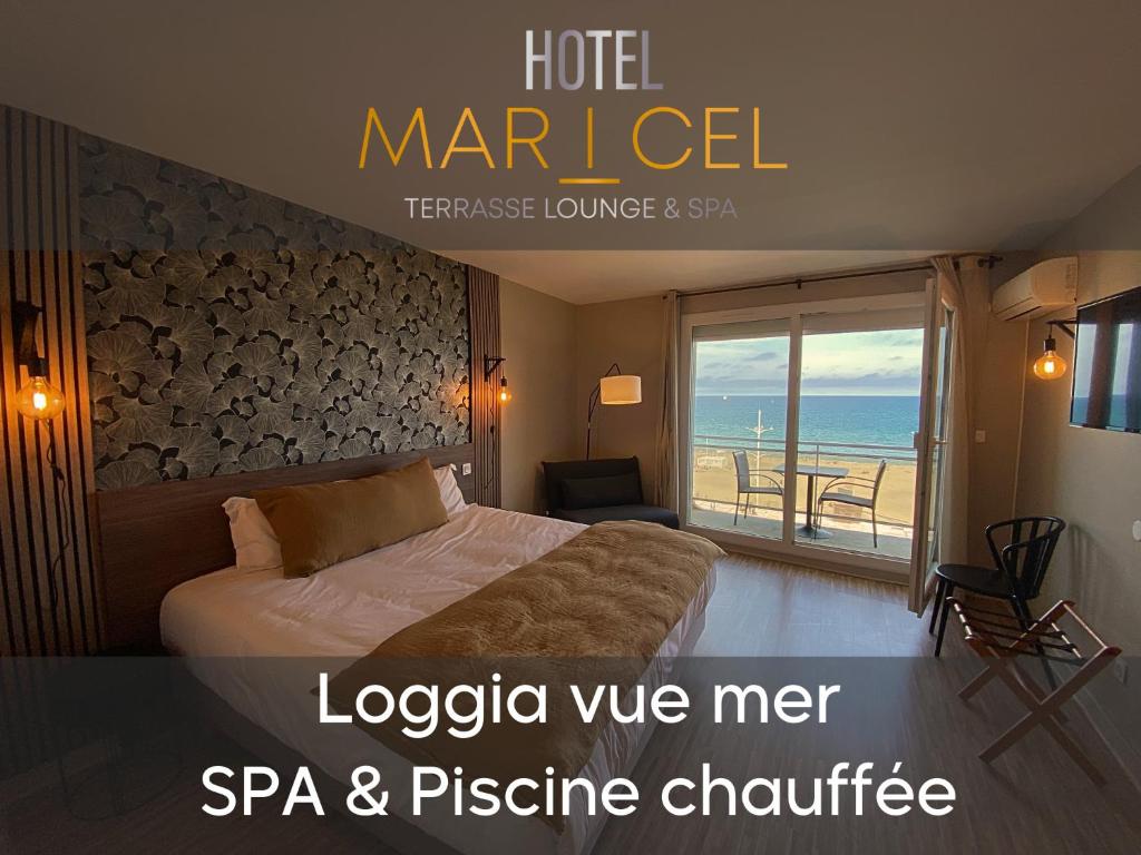 カネ・アン・ルシヨンにあるHôtel Mar I Cel & Spaのベッド付きのホテルルームで、海の景色を望めます。