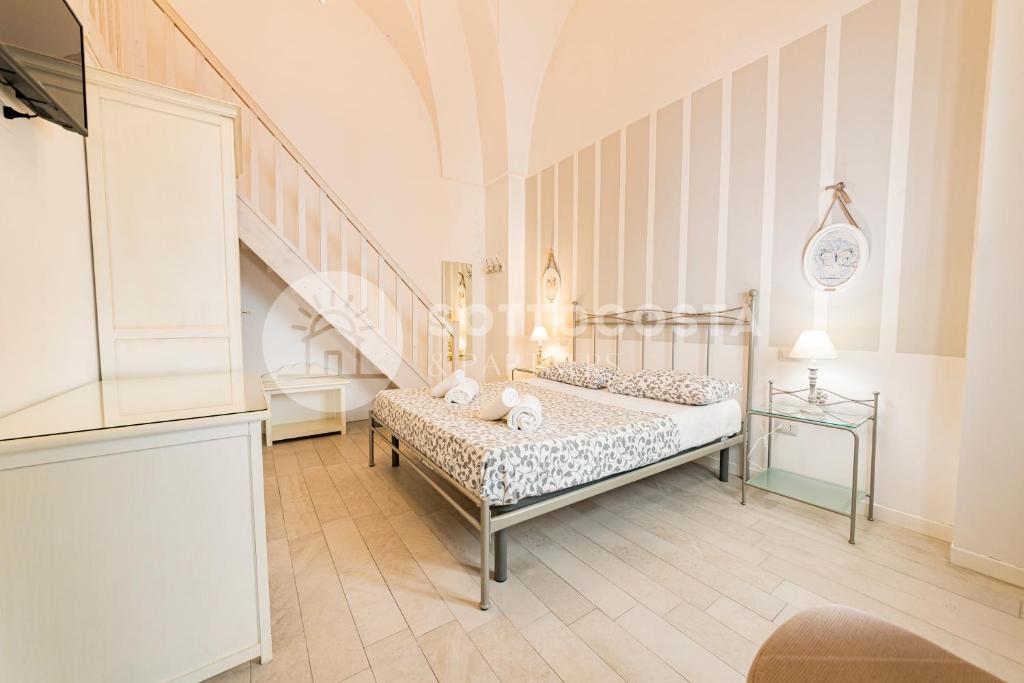 1 Schlafzimmer mit 2 Betten und einer Treppe in der Unterkunft InCentro b&b in Porto Cesareo