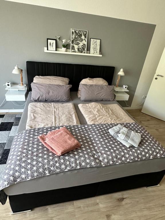 ein Schlafzimmer mit zwei Betten in einem Zimmer in der Unterkunft SunshineLiving Maschsee in Hannover