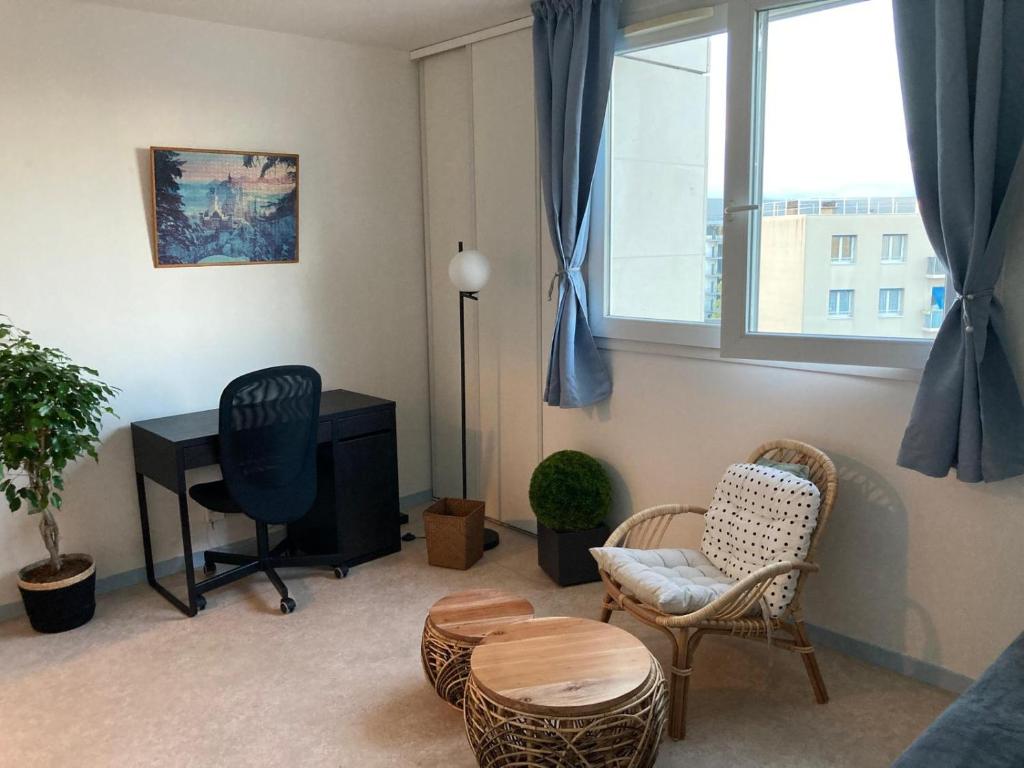 - un salon avec un bureau, des chaises et une table dans l'établissement Studio Cocon de Rueil 1 Lit 2 places, à Rueil-Malmaison