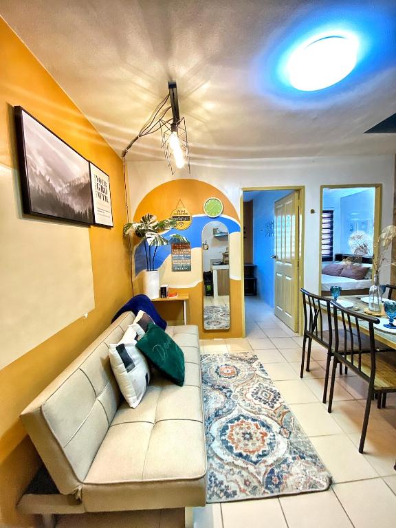 uma sala de estar com um sofá e uma sala de jantar em Minimalist Condo One Spatial Iloilo 2 Bedroom Unit em Iloilo
