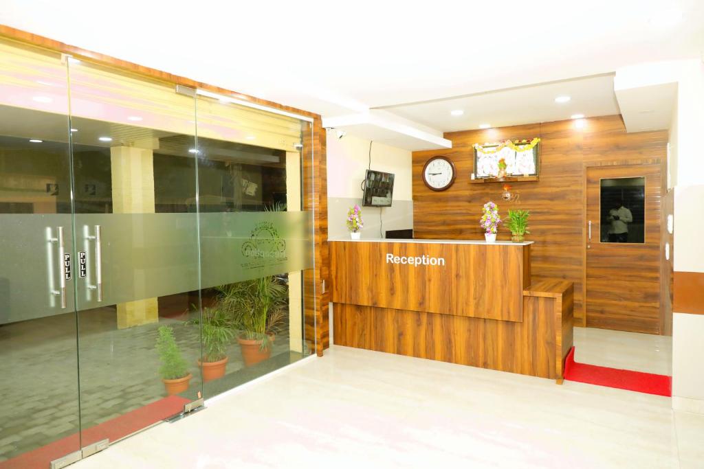 eine Lobby eines Hotels mit einer Rezeption in der Unterkunft Hotel Shri Durga International in Bangalore