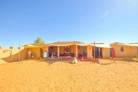 eine Gruppe von Häusern inmitten einer Wüste in der Unterkunft Karawanserail-Khamlia in Khamliya