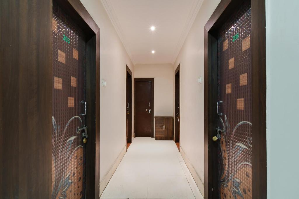 einem Korridor mit zwei Türen und einem Flur mit einem Korridor in der Unterkunft OYO Flagship Hotel Sai Krishna in Khandagiri