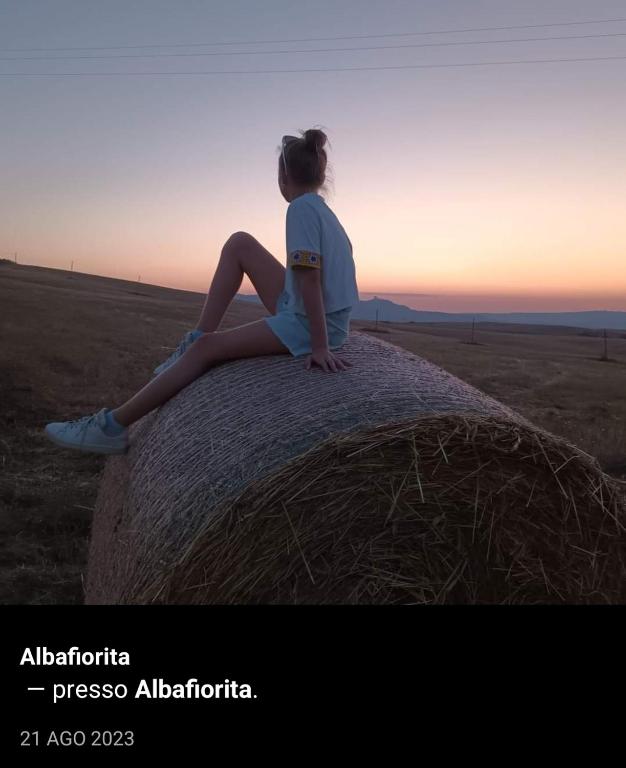 Východ nebo západ slunce při pohledu z penzionu nebo okolí