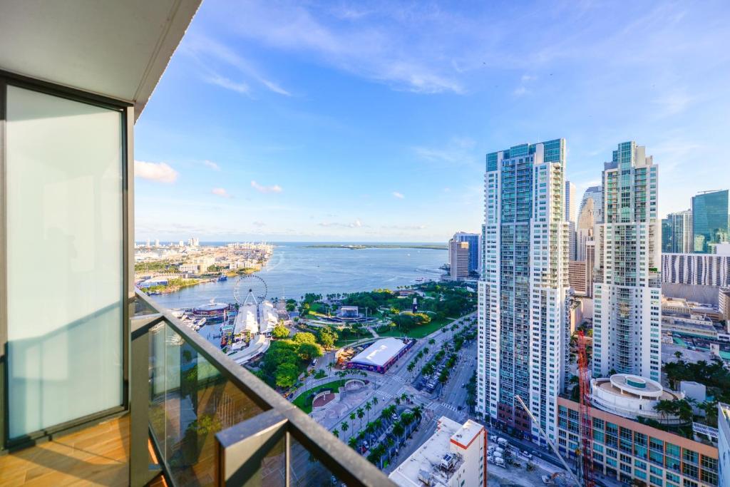 邁阿密的住宿－High-Floor Studio with Incredible Views Awaits You，大楼的阳台享有城市美景。