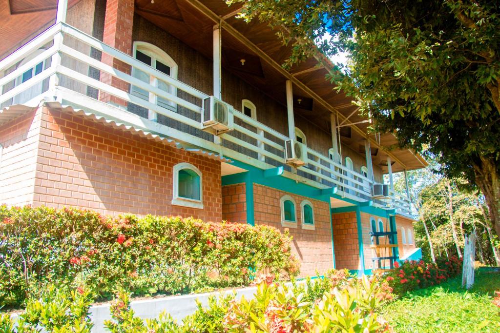 Manacapuru的住宿－AMAZON PARADISE HOTEL，旁边带阳台的建筑