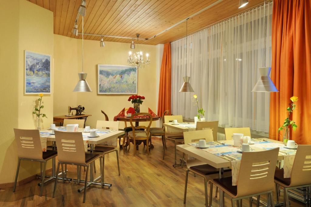 Um restaurante ou outro lugar para comer em Hotel Derby Interlaken - Action & Relax Hub