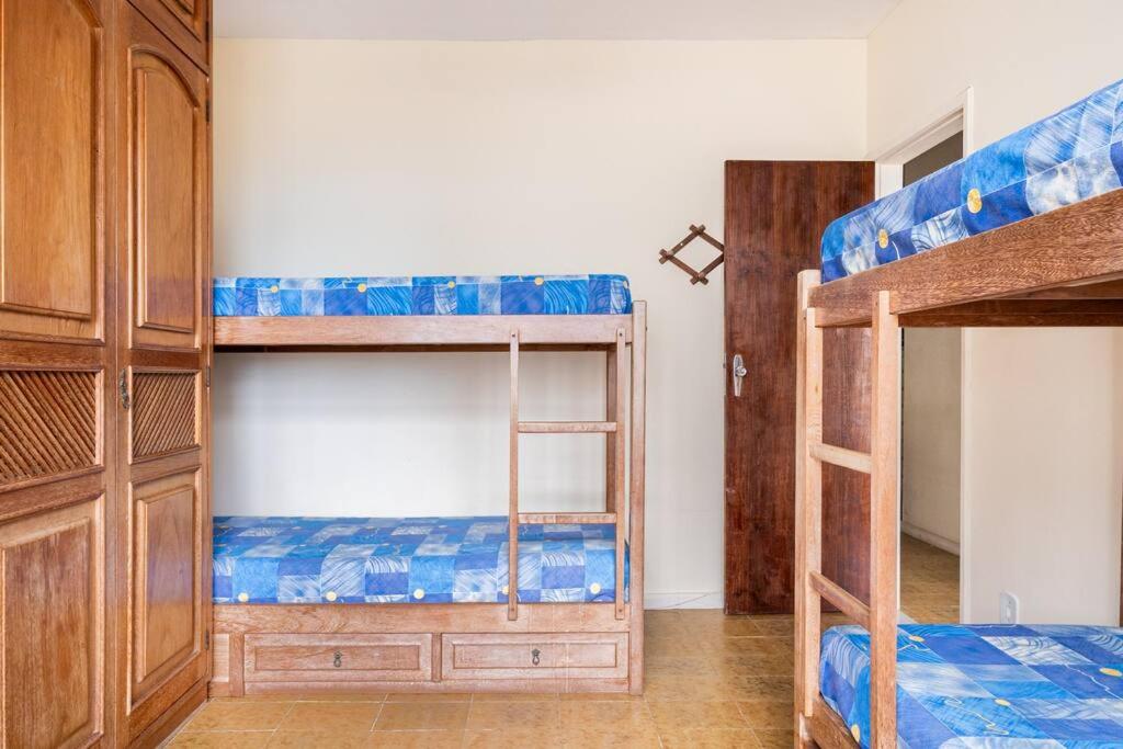 1 Schlafzimmer mit 2 Etagenbetten und einem Schrank in der Unterkunft Excepcional Localização Praia do Forte in Cabo Frio