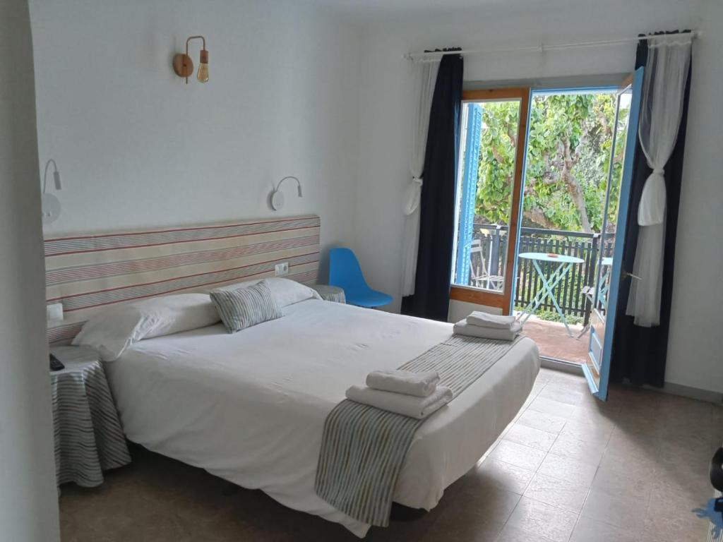 Hostal Santa Gemma - Double Room With Pool View