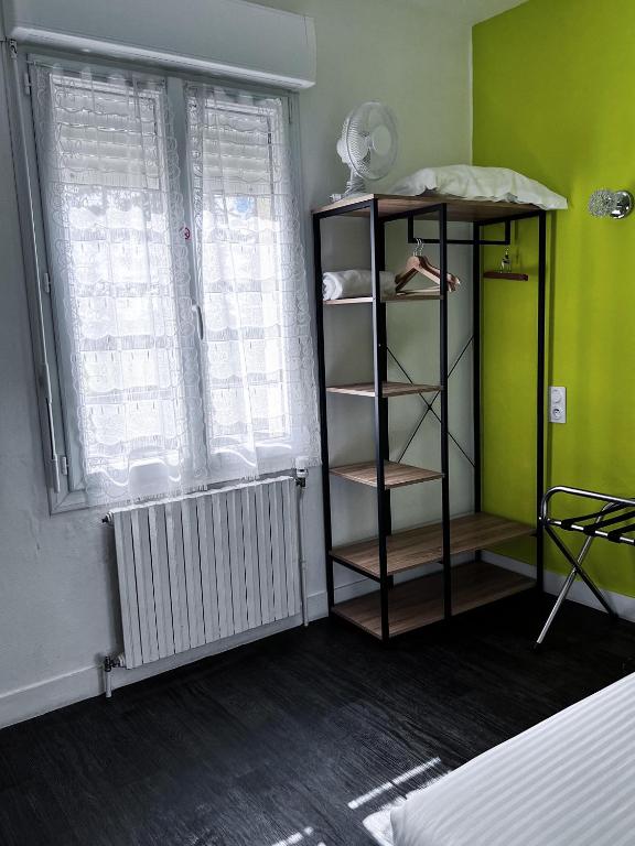 Postel nebo postele na pokoji v ubytování Contact Hotel Les Montois