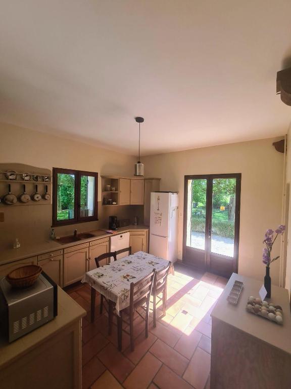 Kuchnia lub aneks kuchenny w obiekcie Grand Gite Avec Tennis et Piscine