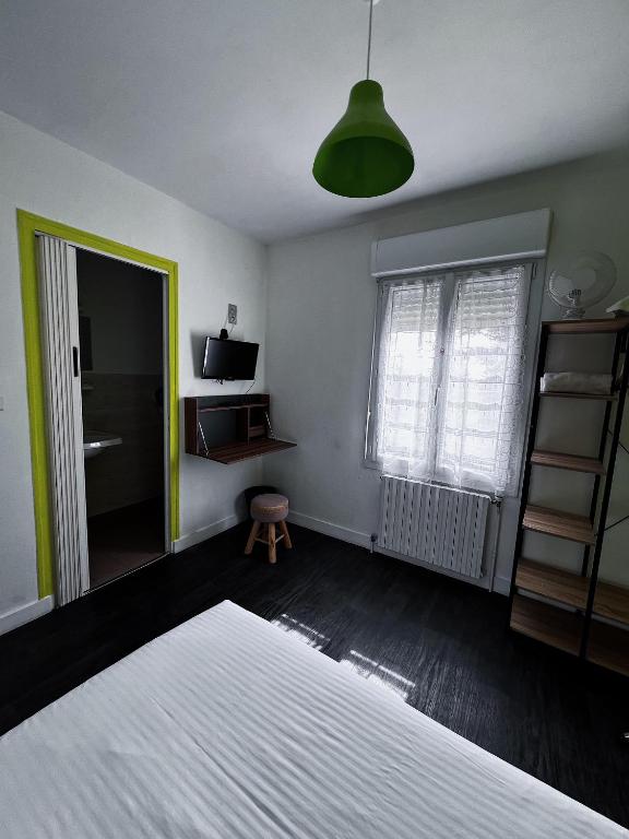 Postel nebo postele na pokoji v ubytování Contact Hotel Les Montois