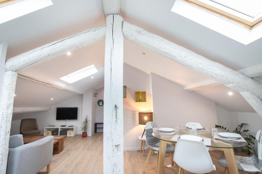 une salle à manger et un salon avec une table et des chaises dans l'établissement La Chic Comédie - 2 chambres - hypercentre - Wifi, à Montpellier