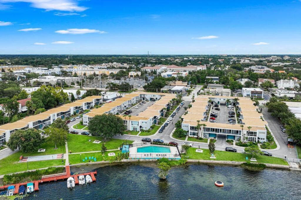 z powietrza widok na ośrodek z parkingiem w obiekcie Spacious Property at Winter Park - 118 w Orlando