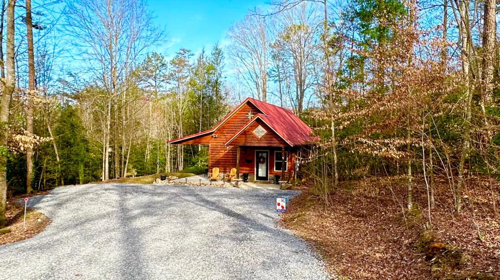 a log cabin in the middle of a forest at Twinn Peaks Beautiful Modern Mountain Cabin Retreat-Cozy-Secluded-WiFi-Pets in Murphy