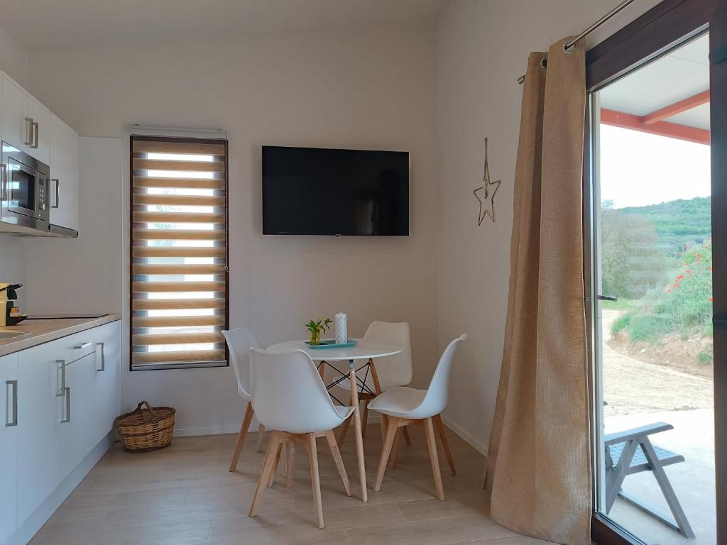 TV a/nebo společenská místnost v ubytování Casas Natura Suites