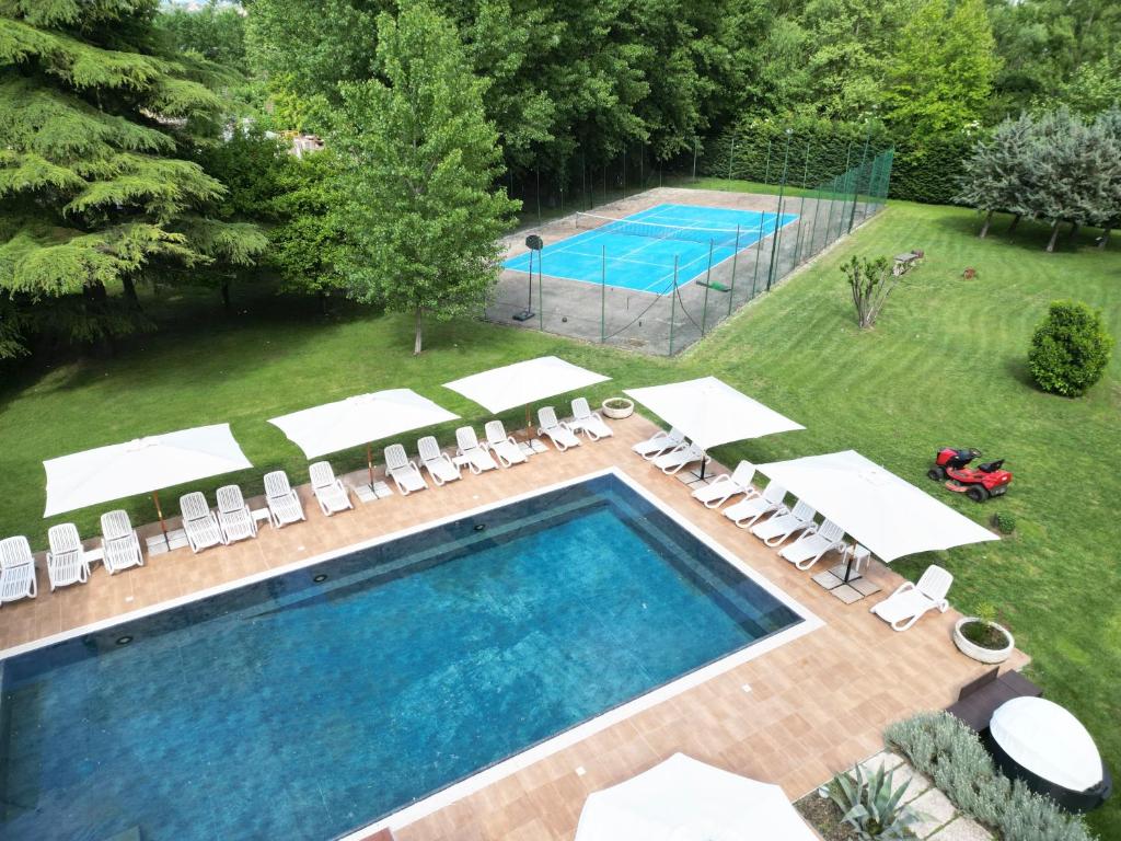 an overhead view of a swimming pool with lounge chairs and a pool at Villa Vitti's - Verona est in San Martino Buon Albergo