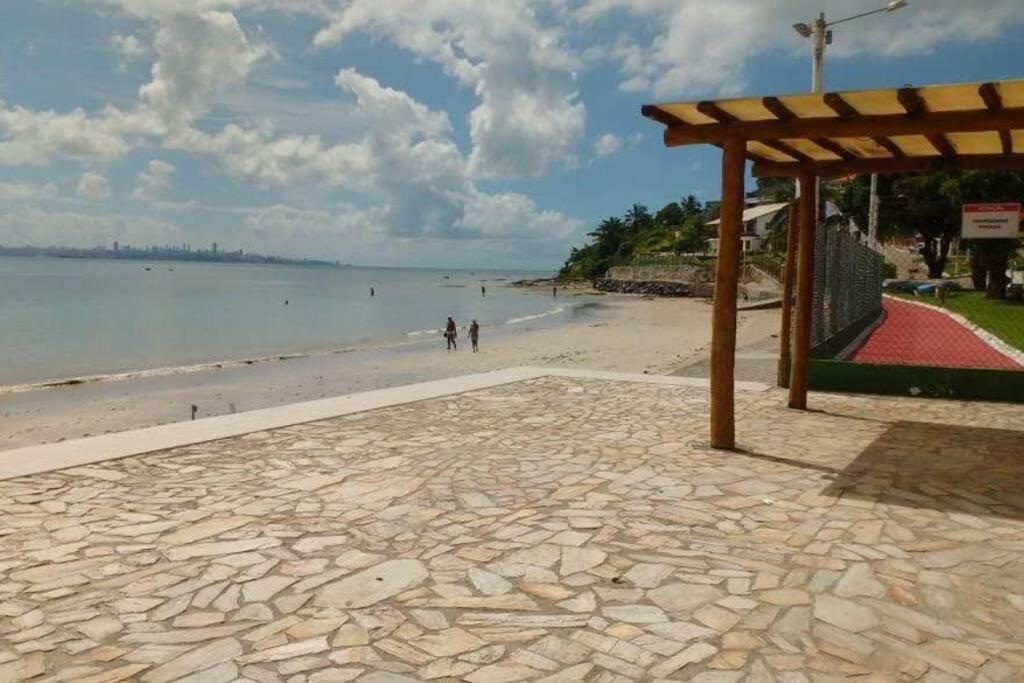ベラ・クルス・デ・イタパリカにあるItaparica-BA, o melhor descansoのビーチの景色を望むパビリオンが備わります。