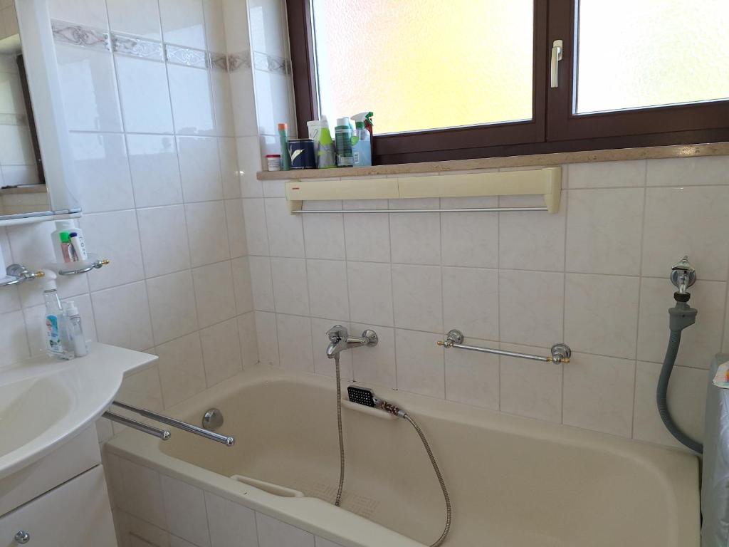 Koupelna v ubytování Zimmer mit Sonnenaufgang, Kühlschrank, Ventilator und ruhiger Innenhof Obergeschoss bei Koberstein