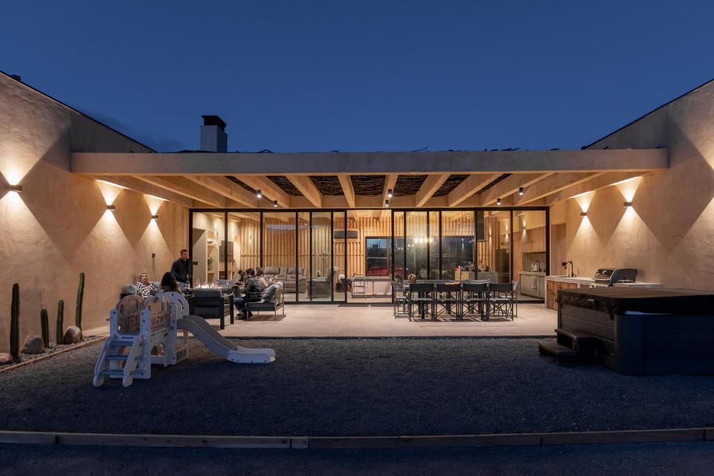 バジェ・デ・グアダルーペにあるCASA VALL LUXURY vALLEY LIFEの階段のある家