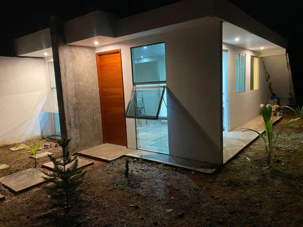 una casa en construcción con una puerta de cristal en Casa de Campo CH en Sauce