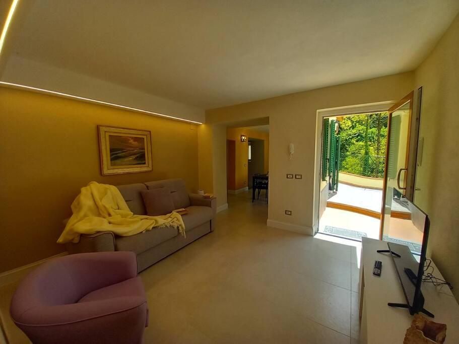 a living room with a couch and a tv at Casa Lina, Vallombrosa, wifi, private area in Tosi