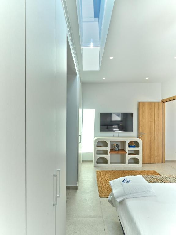 TV a/nebo společenská místnost v ubytování Villa Le22, 180 panoramic sea views, Paros
