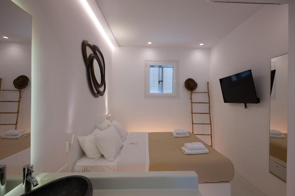 TV a/nebo společenská místnost v ubytování Hyades - Downtown Suites, Mykonos Town