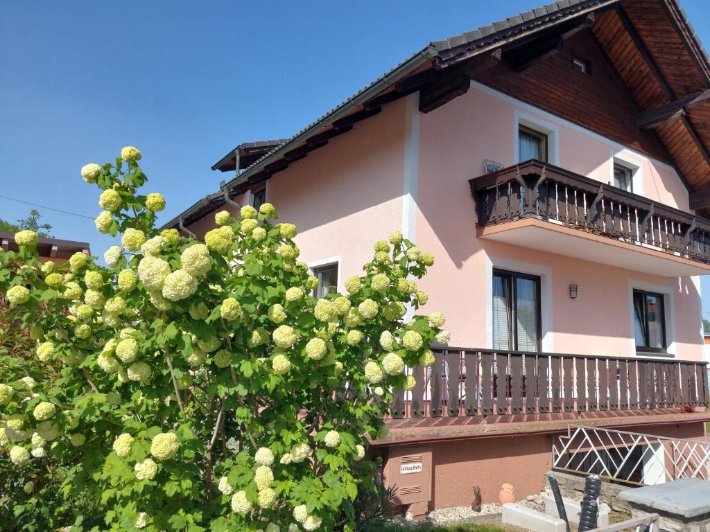 Een balkon of terras bij Wohnung mit Charme in Pinsdorf