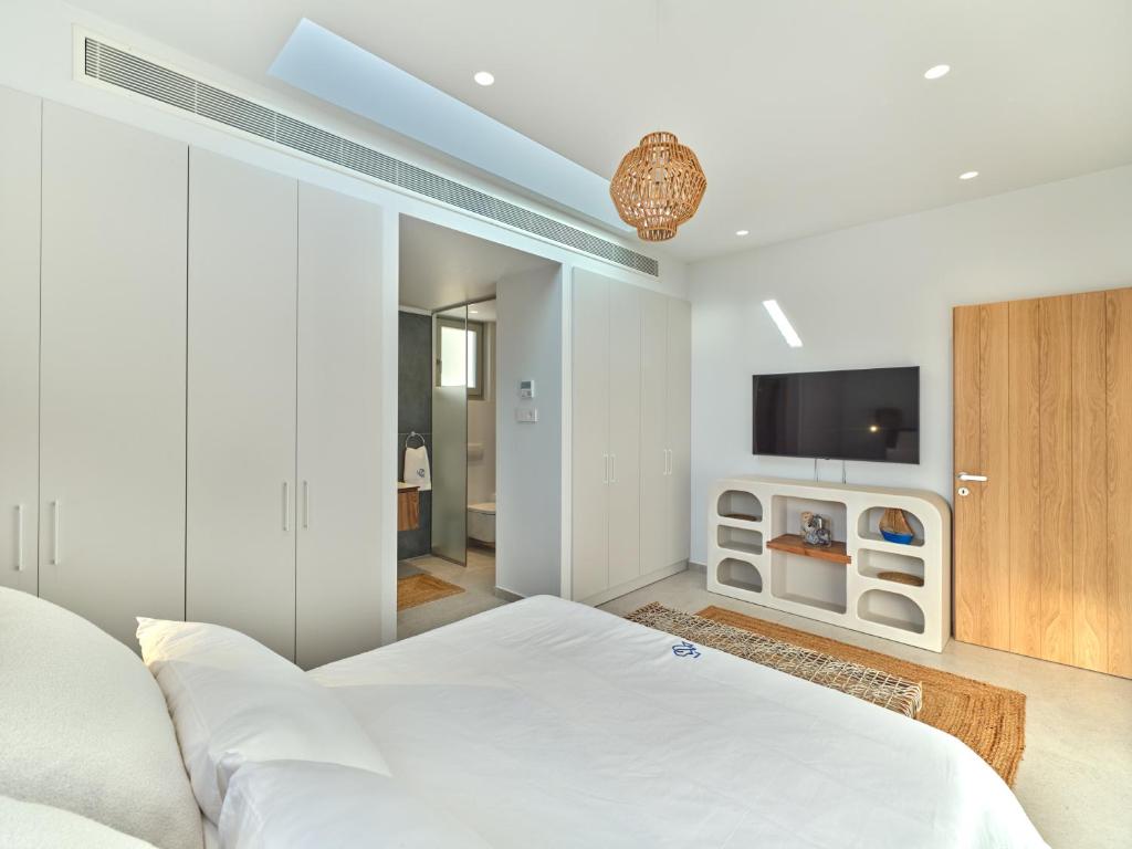 TV a/nebo společenská místnost v ubytování Villa Le22, 180 panoramic sea views, Paros