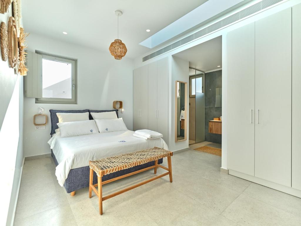 Postel nebo postele na pokoji v ubytování Villa Le22, 180 panoramic sea views, Paros