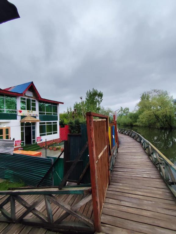 Fotografie z fotogalerie ubytování Hotel New Heaven Canal v destinaci Šrínagar