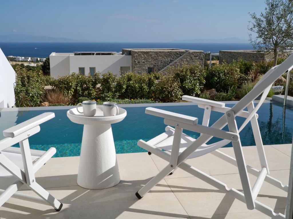 Bazén v ubytování Villa Le22, 180 panoramic sea views, Paros nebo v jeho okolí