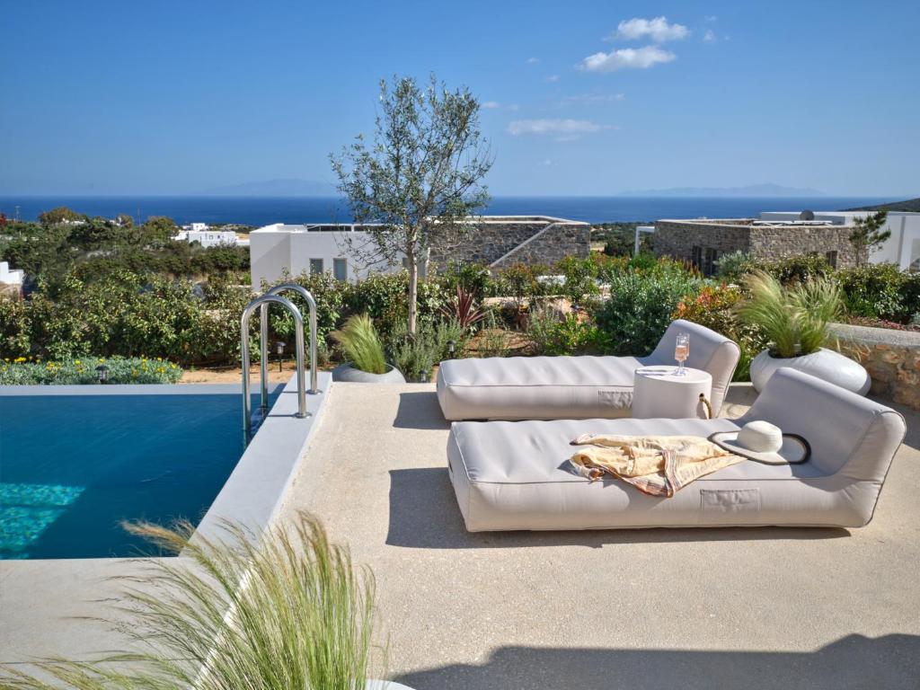 Bazén v ubytování Villa Le22, 180 panoramic sea views, Paros nebo v jeho okolí