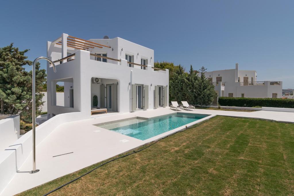 Villa mit Pool und Hof in der Unterkunft White Villa Milos in Adamas