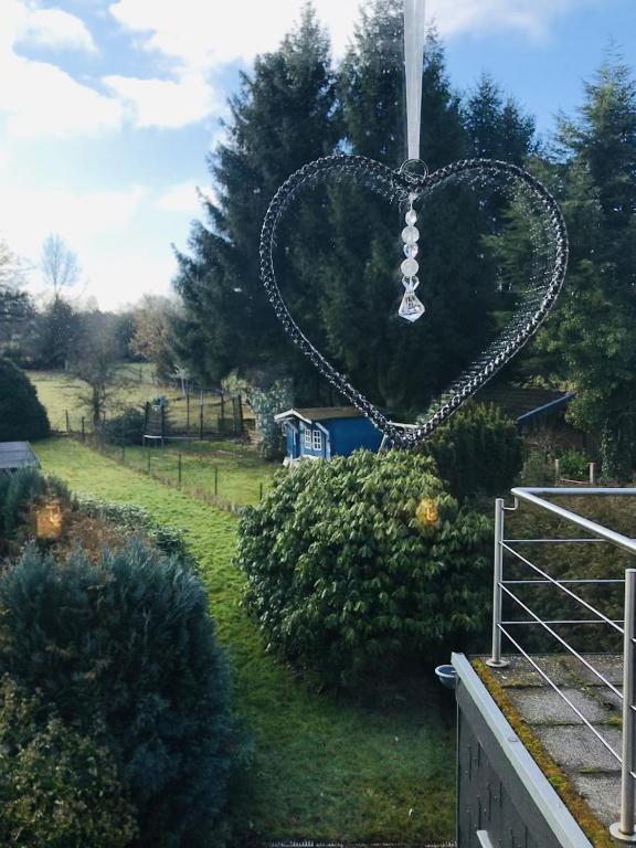 un corazón colgando de una ventana en un patio en Eifelliebe Roetgen, en Roetgen